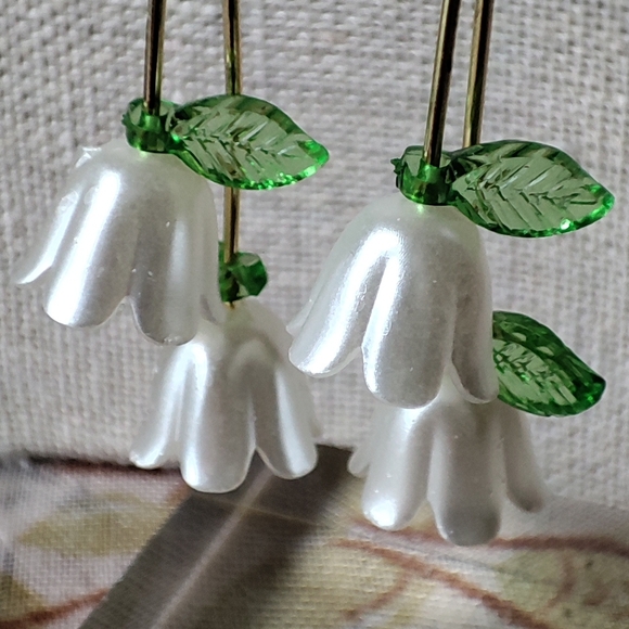 Lily of the Valley Flower Garden Plastic Gold Tone Pierced Earrings Brand New - Picture 11 of 15